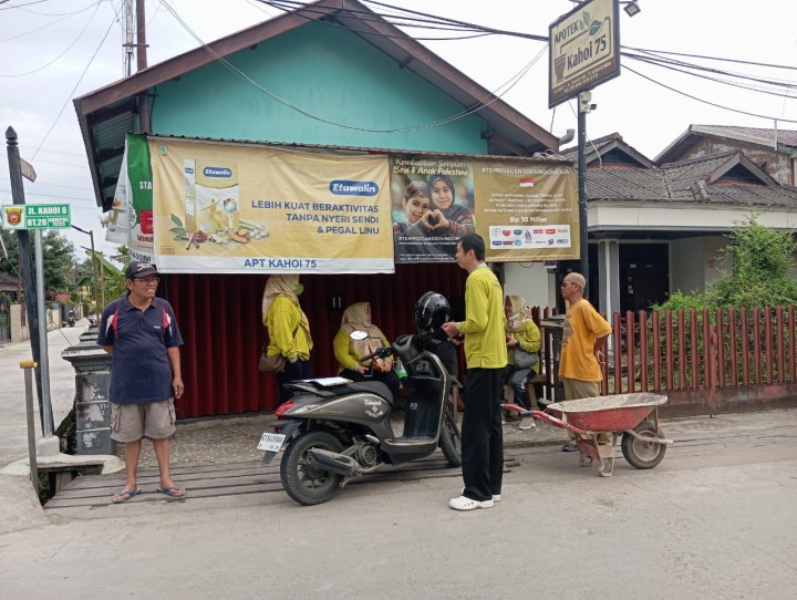 Minggu, 20 Oktober 2024, Kasie Kesra bersama staf melakukan monitoring kegiatan kerja bakti wilayah RT. 028, 033, 034, 035.