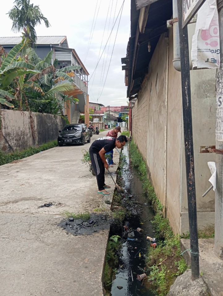 Minggu, 20 Oktober 2024, Kasie Kesra bersama staf melakukan monitoring kegiatan kerja bakti wilayah RT. 028, 033, 034, 035.
