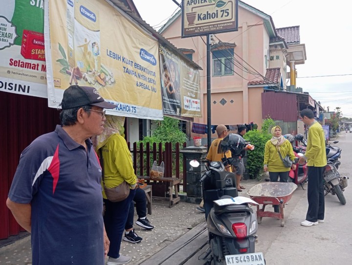 Minggu, 20 Oktober 2024, Kasie Kesra bersama staf melakukan monitoring kegiatan kerja bakti wilayah RT. 028, 033, 034, 035.