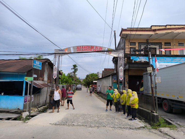 Minggu, 20 Oktober 2024, Kasie Kesra bersama staf melakukan monitoring kegiatan kerja bakti wilayah RT. 028, 033, 034, 035.