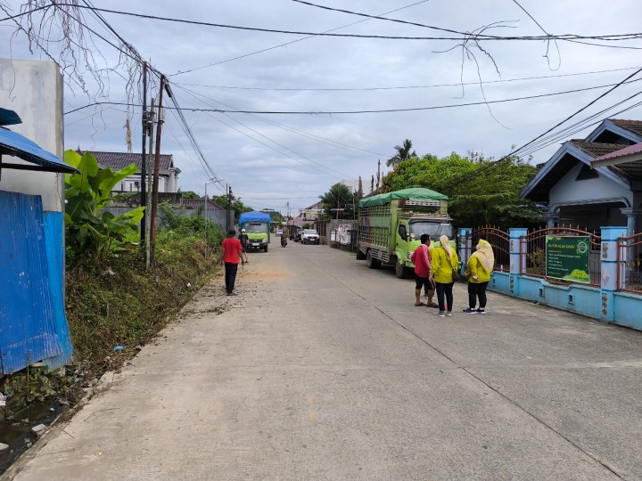 Minggu, 20 Oktober 2024, Kasie Kesra bersama staf melakukan monitoring kegiatan kerja bakti wilayah RT. 028, 033, 034, 035.