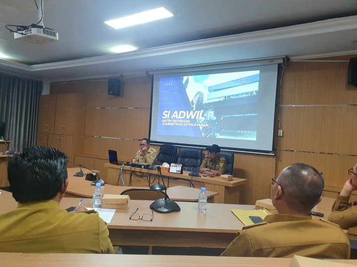 Selasa, 22 Oktober 2024, Kasie Pemerintahan menghadiri Rapat koordinasi batas wilayah di Ruang Sembuyutan Balaikota Samarinda