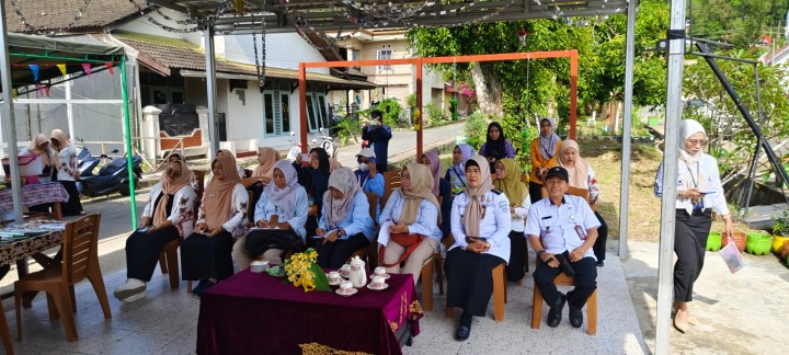 Rabu, 23 Oktober 2024, Lurah bersama Kasie Ekobang dan Camat Sungai Kunjang mendampingi RT. 002 di Jalan MT. Haryono dalam rangka penilaian Lomba Kampung Salai tahun 2024