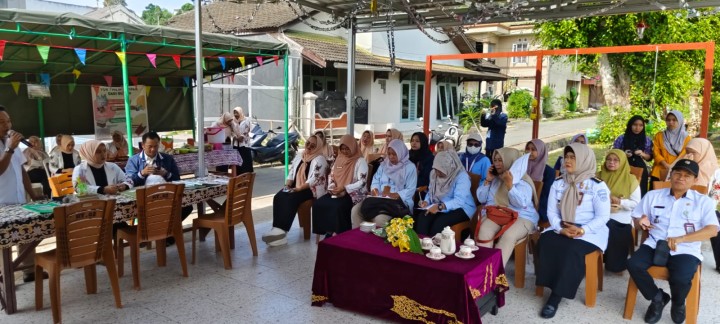 Rabu, 23 Oktober 2024, Lurah bersama Kasie Ekobang dan Camat Sungai Kunjang mendampingi RT. 002 di Jalan MT. Haryono dalam rangka penilaian Lomba Kampung Salai tahun 2024