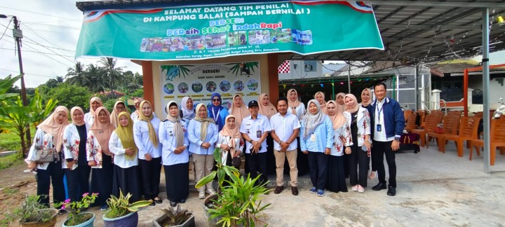 Rabu, 23 Oktober 2024, Lurah bersama Kasie Ekobang dan Camat Sungai Kunjang mendampingi RT. 002 di Jalan MT. Haryono dalam rangka penilaian Lomba Kampung Salai tahun 2024