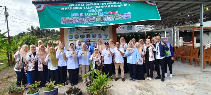 Rabu, 23 Oktober 2024, Lurah bersama Kasie Ekobang dan Camat Sungai Kunjang mendampingi RT. 002 di Jalan MT. Haryono dalam rangka penilaian Lomba Kampung Salai tahun 2024