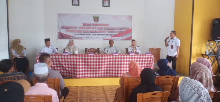Rabu, 23 Oktober 2024, Tim TWAP bersama Camat Sungai Kunjang & Kelurahan Karang Anyar melaksanakan kegiatan Rakor Monitoring dan evaluasi kegiatan Probebaya serta partisipasi pemilih dalam Pilkada 2024 di Gedung LPM Karang Anyar