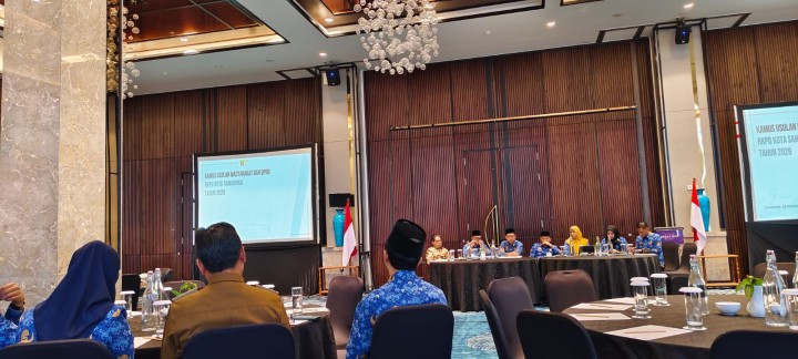 Senin, 29 Oktober 2024, Lurah menghadiri kegiatan rapat pembahasan kamus usulan masyarakat dan DPRD Kota Samarinda di Crystal 3 Hotel Mercure Samarinda