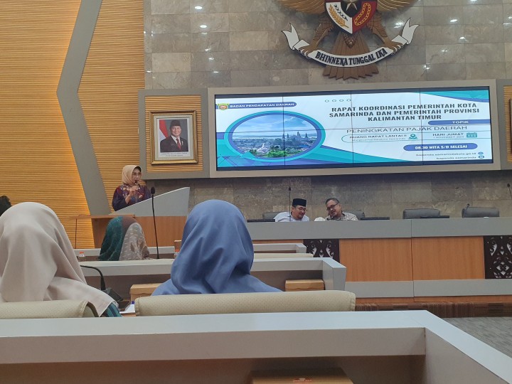Jumat, 01 Oktober 2024, Kasie Pemerintahan dan Umum menghadiri kegiatan Rapat Koordinasi Peningkatan Pajak Daerah Pemerintah Kota Samarinda dan Pemerintah Provinsi Kalimantan Timur di Balaikota Samarinda