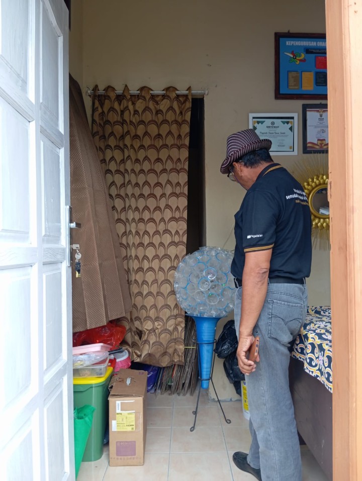 Jumat, 01 November 2024, Lurah bersama Kasie Ekobang mendampingi tim penilaian Bank Sampah dari Dinas Lingkungan Hidup Pemprov Kaltim dan Kota Samarinda ke Bank Ramli RT.002 dan RT.012.