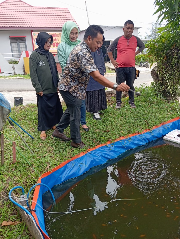Jumat, 01 November 2024, Lurah bersama Kasie Ekobang mendampingi tim penilaian Bank Sampah dari Dinas Lingkungan Hidup Pemprov Kaltim dan Kota Samarinda ke Bank Ramli RT.002 dan RT.012.