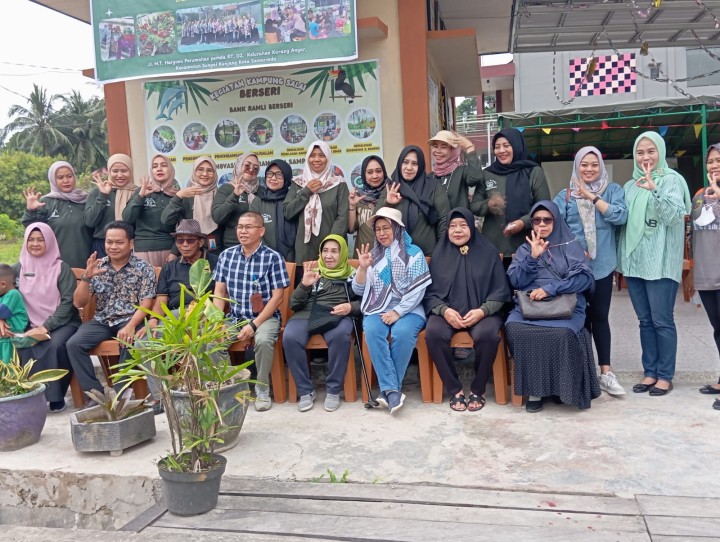 Jumat, 01 November 2024, Lurah bersama Kasie Ekobang mendampingi tim penilaian Bank Sampah dari Dinas Lingkungan Hidup Pemprov Kaltim dan Kota Samarinda ke Bank Ramli RT.002 dan RT.012.