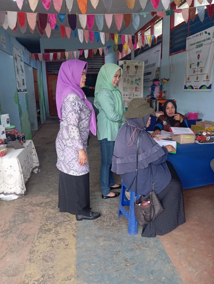 Jumat, 01 November 2024, Lurah bersama Kasie Ekobang mendampingi tim penilaian Bank Sampah dari Dinas Lingkungan Hidup Pemprov Kaltim dan Kota Samarinda ke Bank Ramli RT.002 dan RT.012.