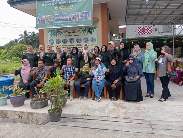 Jumat, 01 November 2024, Lurah bersama Kasie Ekobang mendampingi tim penilaian Bank Sampah dari Dinas Lingkungan Hidup Pemprov Kaltim dan Kota Samarinda ke Bank Ramli RT.002 dan RT.012.