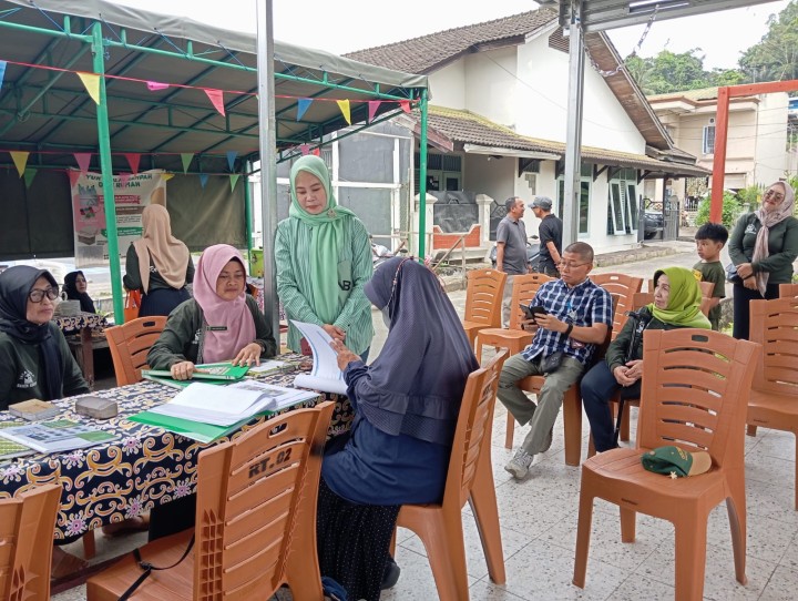 Jumat, 01 November 2024, Lurah bersama Kasie Ekobang mendampingi tim penilaian Bank Sampah dari Dinas Lingkungan Hidup Pemprov Kaltim dan Kota Samarinda ke Bank Ramli RT.002 dan RT.012.