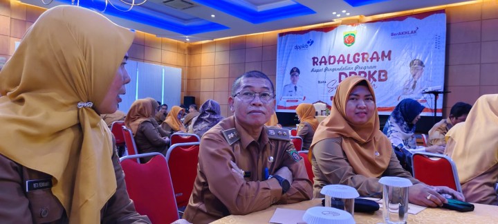 Senin, 04 November 2024, Lurah menghadiri kegiatan Rakor Radalgram DPPKB Kota Samarinda di Puri Senyiur Hotel Samarinda.