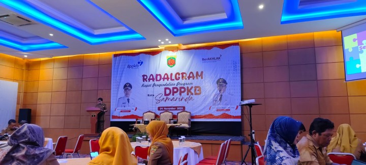 Senin, 04 November 2024, Lurah menghadiri kegiatan Rakor Radalgram DPPKB Kota Samarinda di Puri Senyiur Hotel Samarinda.