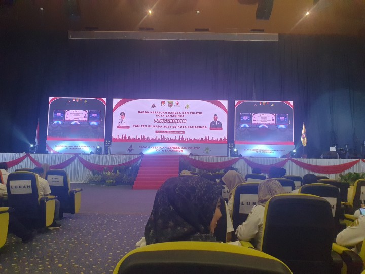 Rabu, 07 November 2024, Kasie Pemerintahan dan Staf menghadiri kegiatan pelantikan PAM TPS Pilkada 2024 di Convention Hall Sempaja Samarinda