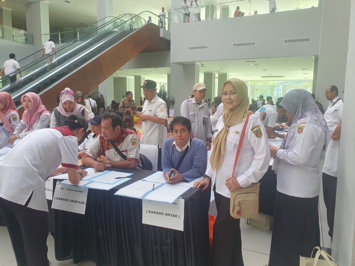 Rabu, 07 November 2024, Kasie Pemerintahan dan Staf menghadiri kegiatan pelantikan PAM TPS Pilkada 2024 di Convention Hall Sempaja Samarinda