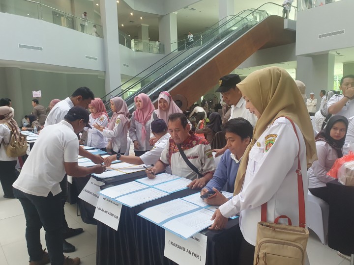 Rabu, 07 November 2024, Kasie Pemerintahan dan Staf menghadiri kegiatan pelantikan PAM TPS Pilkada 2024 di Convention Hall Sempaja Samarinda