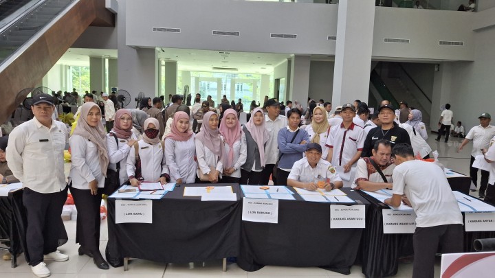 Rabu, 07 November 2024, Kasie Pemerintahan dan Staf menghadiri kegiatan pelantikan PAM TPS Pilkada 2024 di Convention Hall Sempaja Samarinda