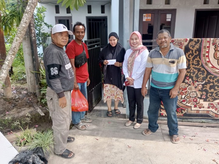 Rabu, 07 November 2024, Kasie Ekobang dan Staf melakukan Pemberian santunan kepada korban terdampak longsor di jalan kelapa Gading Toros 3 RT 15 kelurahan karang anyar