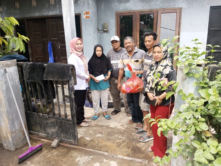 Rabu, 07 November 2024, Kasie Ekobang dan Staf melakukan Pemberian santunan kepada korban terdampak longsor di jalan kelapa Gading Toros 3 RT 15 kelurahan karang anyar