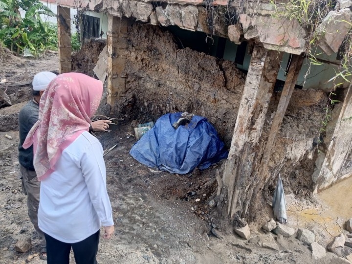 Rabu, 07 November 2024, Kasie Ekobang bersama Staf melakukan Pengecekan pembuatan tanggul dan drainase di jln kelapa Gading Toros 3 RT 15 kelurahan karang anyar