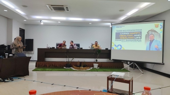 Rabu, 07 November 2024, Lurah menghadiri kegiatan Pembekalan Masa Pensiun bagi ASN Pensiun Kota Samarinda di Kota Yogyakarta.