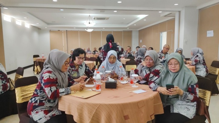 Rabu, 07 November 2024, Lurah menghadiri kegiatan Pembekalan Masa Pensiun bagi ASN Pensiun Kota Samarinda di Kota Yogyakarta.