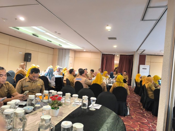 Senin, 11 November 2024, Kasie Kesra Menghadiri Forum Konsultasi Publik Naskah GDPK (Grand Design Pembangunan Kependudukan) Kota Samarinda 2025-2045 & Sosialisasi SIPERINDU (Sistem Informasi Peringatan Dini Pengendalian Penduduk) di Hotel Horison Samarinda