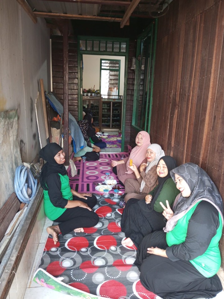 Rabu, 20 November 2024, Lurah dengan ditemani Seklur menghadiri kegiatan Rembuk Warga RT.021 di Jalan Ulin RT.021
