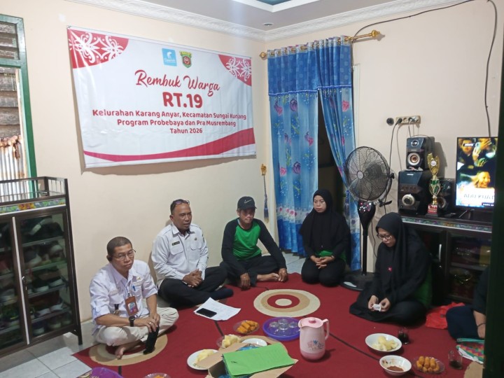 Rabu, 20 November 2024, Lurah dengan ditemani Seklur menghadiri kegiatan Rembuk Warga RT.021 di Jalan Ulin RT.021