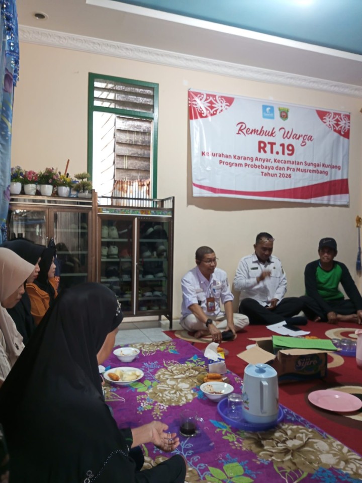 Rabu, 20 November 2024, Lurah dengan ditemani Seklur menghadiri kegiatan Rembuk Warga RT.021 di Jalan Ulin RT.021