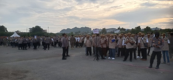 Kamis, 21 November 2024, Lurah bersama Kasie Pemerintahan dan Cadum Kelurahan mengikuti kegiatan Apel Siaga PAM TPS Linmas persiapan Pilkada 2024.