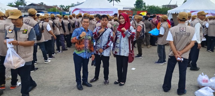 Kamis, 21 November 2024, Lurah bersama Kasie Pemerintahan dan Cadum Kelurahan mengikuti kegiatan Apel Siaga PAM TPS Linmas persiapan Pilkada 2024.