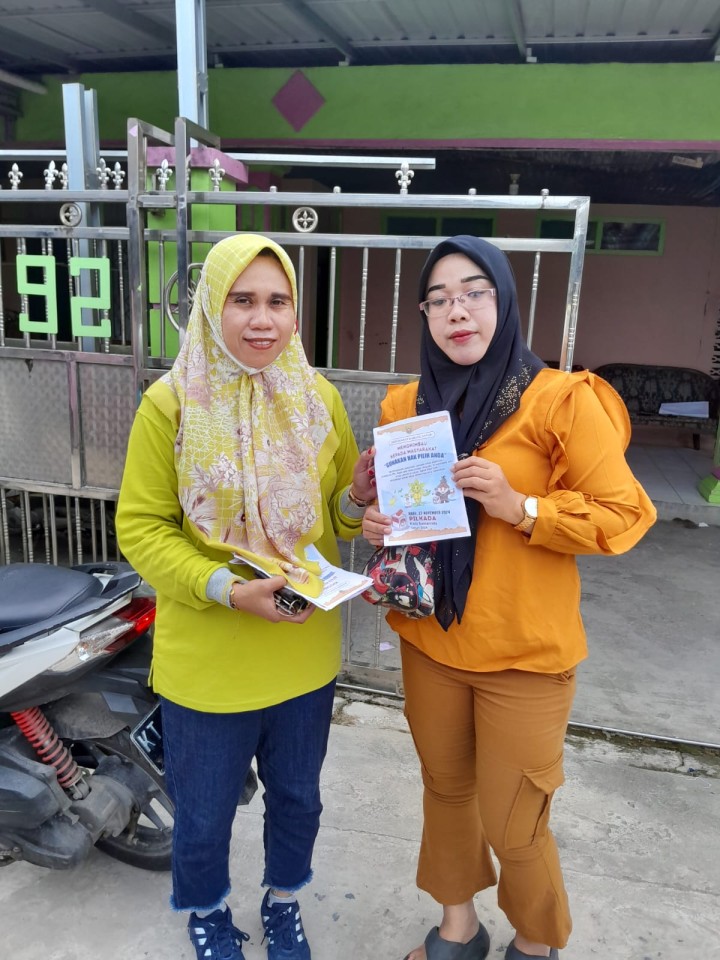 Jumat, 22 November 2024, para staf kelurahan membagikan brosur ajakan ke TPS pada tanggal 27 November 2024 di seluruh wilayah Kelurahan Karang Anyar