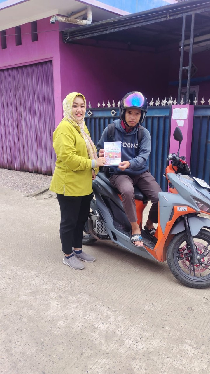 Jumat, 22 November 2024, para staf kelurahan membagikan brosur ajakan ke TPS pada tanggal 27 November 2024 di seluruh wilayah Kelurahan Karang Anyar