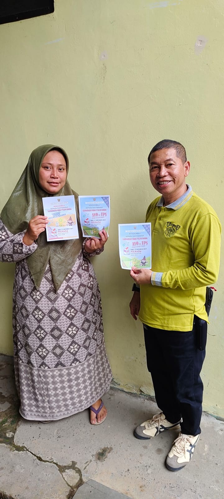 Jumat, 22 November 2024, para staf kelurahan membagikan brosur ajakan ke TPS pada tanggal 27 November 2024 di seluruh wilayah Kelurahan Karang Anyar