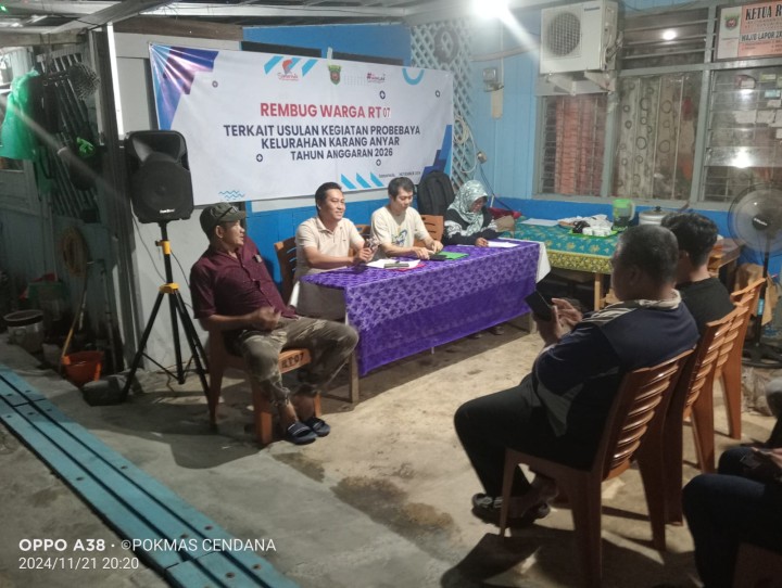 Jumat, 22 November 2024, para staf kelurahan membagikan brosur ajakan ke TPS pada tanggal 27 November 2024 di seluruh wilayah Kelurahan Karang Anyar