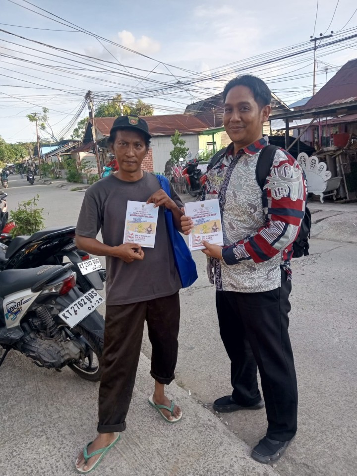 Jumat, 22 November 2024, para staf kelurahan membagikan brosur ajakan ke TPS pada tanggal 27 November 2024 di seluruh wilayah Kelurahan Karang Anyar