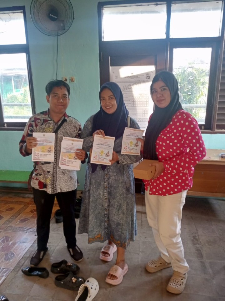 Jumat, 22 November 2024, para staf kelurahan membagikan brosur ajakan ke TPS pada tanggal 27 November 2024 di seluruh wilayah Kelurahan Karang Anyar