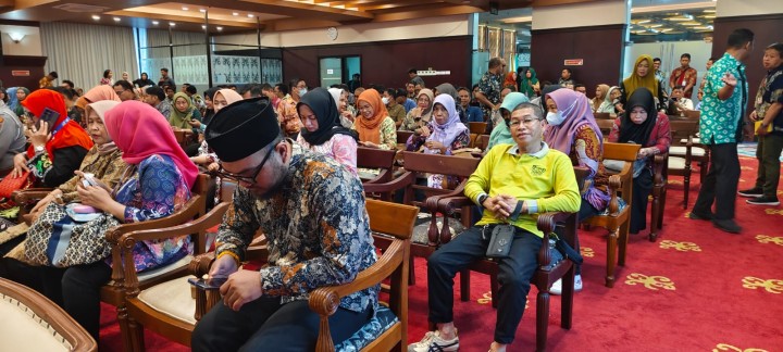 Jumat, 22 November 2024, Lurah menghadiri kegiatan gebyar pajak daerah provinsi Kaltim 2024 di Gedung Ruhui Rahayu Kantor Gubernur Kaltim