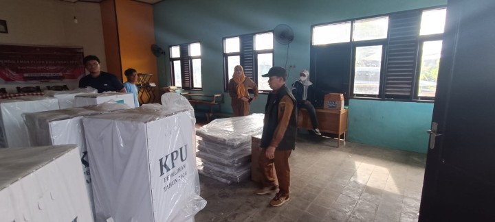 Selasa, 26 November 2024, Lurah memimpin apel perkenalan pertugas PAM TPS kepada para polisi yang bertugas di TPS Kel.Karang Anyar sekaligus membuka acara pengantaran kotak suara dan logistik ke TPS-TPS Karang Anyar