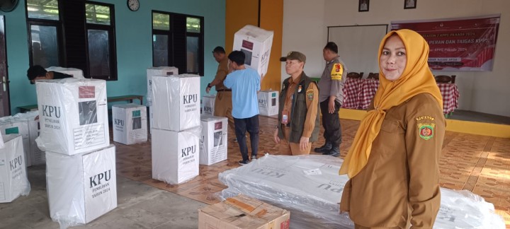 Selasa, 26 November 2024, Lurah memimpin apel perkenalan pertugas PAM TPS kepada para polisi yang bertugas di TPS Kel.Karang Anyar sekaligus membuka acara pengantaran kotak suara dan logistik ke TPS-TPS Karang Anyar