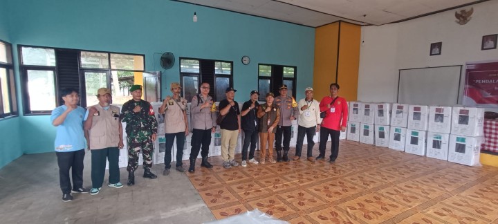 Selasa, 26 November 2024, Lurah memimpin apel perkenalan pertugas PAM TPS kepada para polisi yang bertugas di TPS Kel.Karang Anyar sekaligus membuka acara pengantaran kotak suara dan logistik ke TPS-TPS Karang Anyar