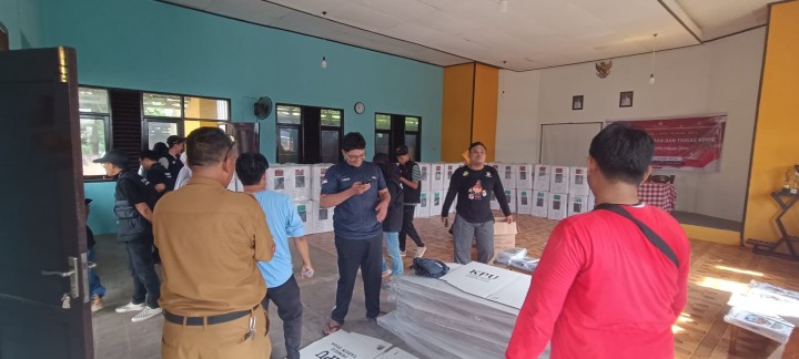 Selasa, 26 November 2024, Lurah memimpin apel perkenalan pertugas PAM TPS kepada para polisi yang bertugas di TPS Kel.Karang Anyar sekaligus membuka acara pengantaran kotak suara dan logistik ke TPS-TPS Karang Anyar