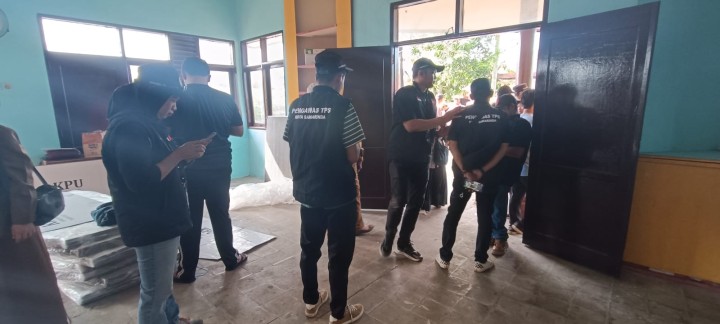 Selasa, 26 November 2024, Lurah memimpin apel perkenalan pertugas PAM TPS kepada para polisi yang bertugas di TPS Kel.Karang Anyar sekaligus membuka acara pengantaran kotak suara dan logistik ke TPS-TPS Karang Anyar