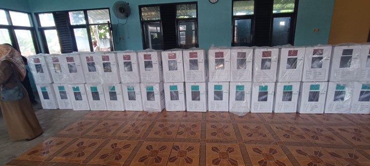 Selasa, 26 November 2024, Lurah memimpin apel perkenalan pertugas PAM TPS kepada para polisi yang bertugas di TPS Kel.Karang Anyar sekaligus membuka acara pengantaran kotak suara dan logistik ke TPS-TPS Karang Anyar