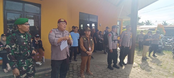 Selasa, 26 November 2024, Lurah memimpin apel perkenalan pertugas PAM TPS kepada para polisi yang bertugas di TPS Kel.Karang Anyar sekaligus membuka acara pengantaran kotak suara dan logistik ke TPS-TPS Karang Anyar